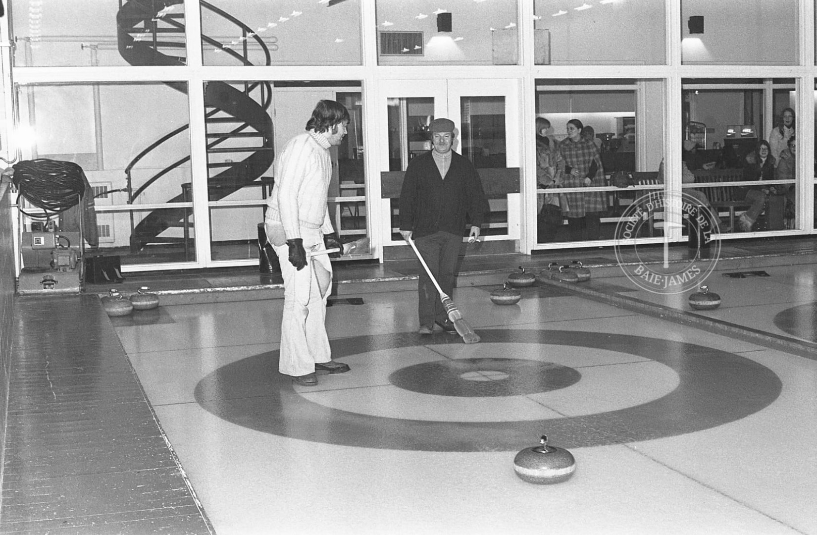 1976  14 f  vrier le Domtar au curling  1 