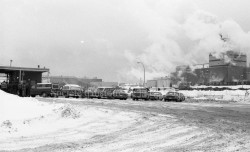 P114 S10 SS1 D22   B  cherons bloquent la route 19 mars 1976  2 